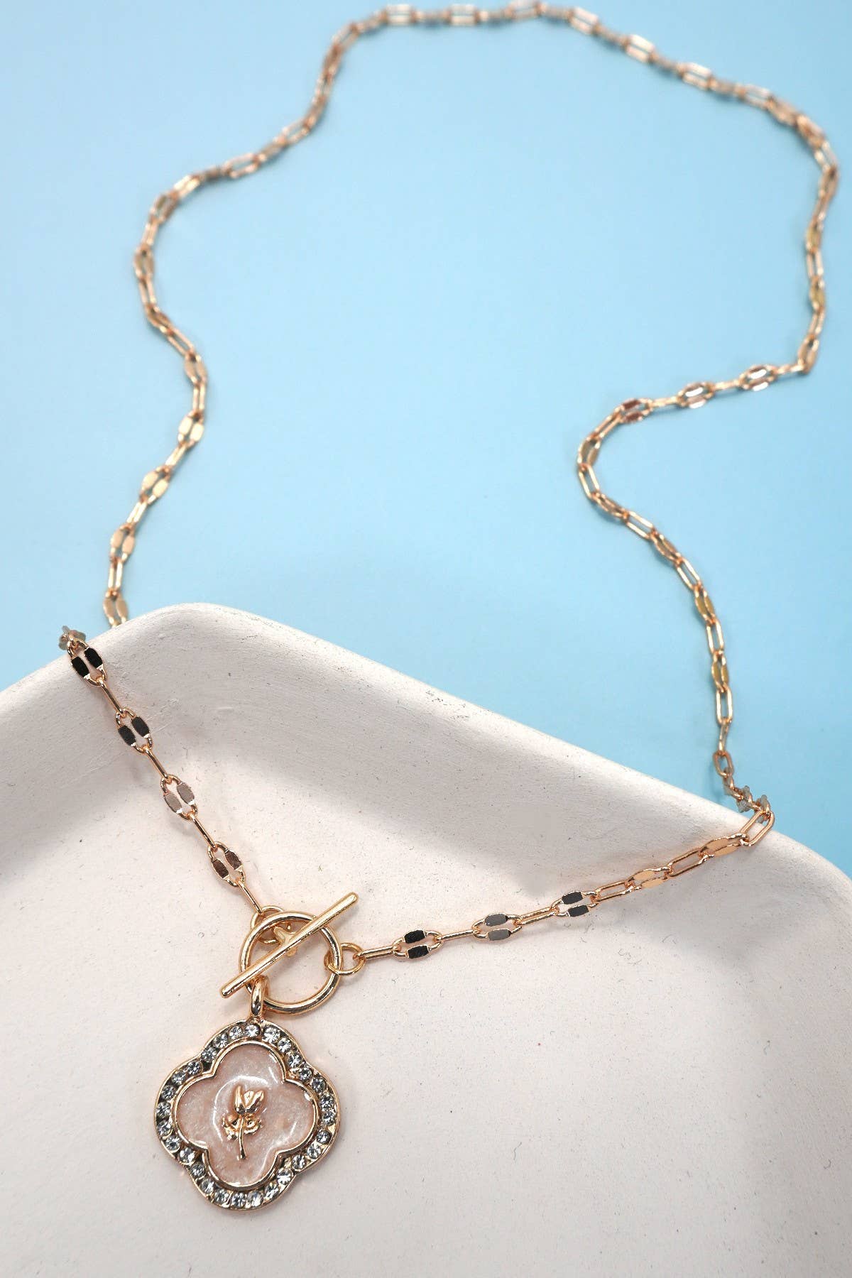 RHINESTONE ROSE FLOWER PEARL CHARM TOGGLE NECKLACE | 80N9201