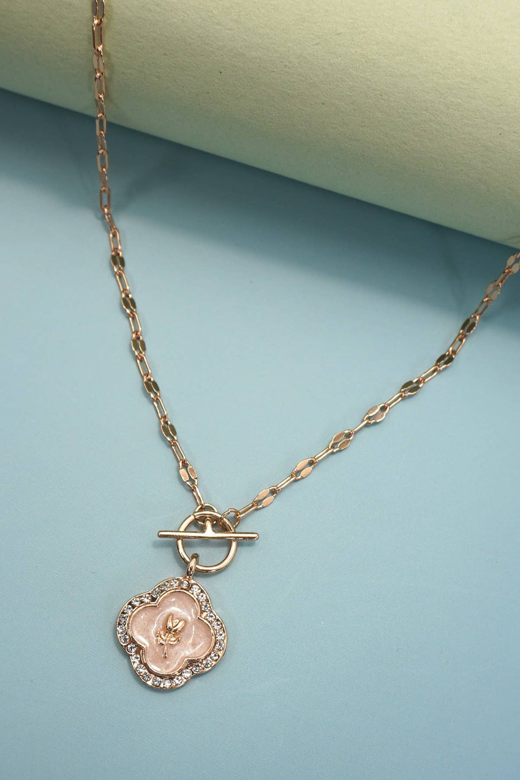 RHINESTONE ROSE FLOWER PEARL CHARM TOGGLE NECKLACE | 80N9201